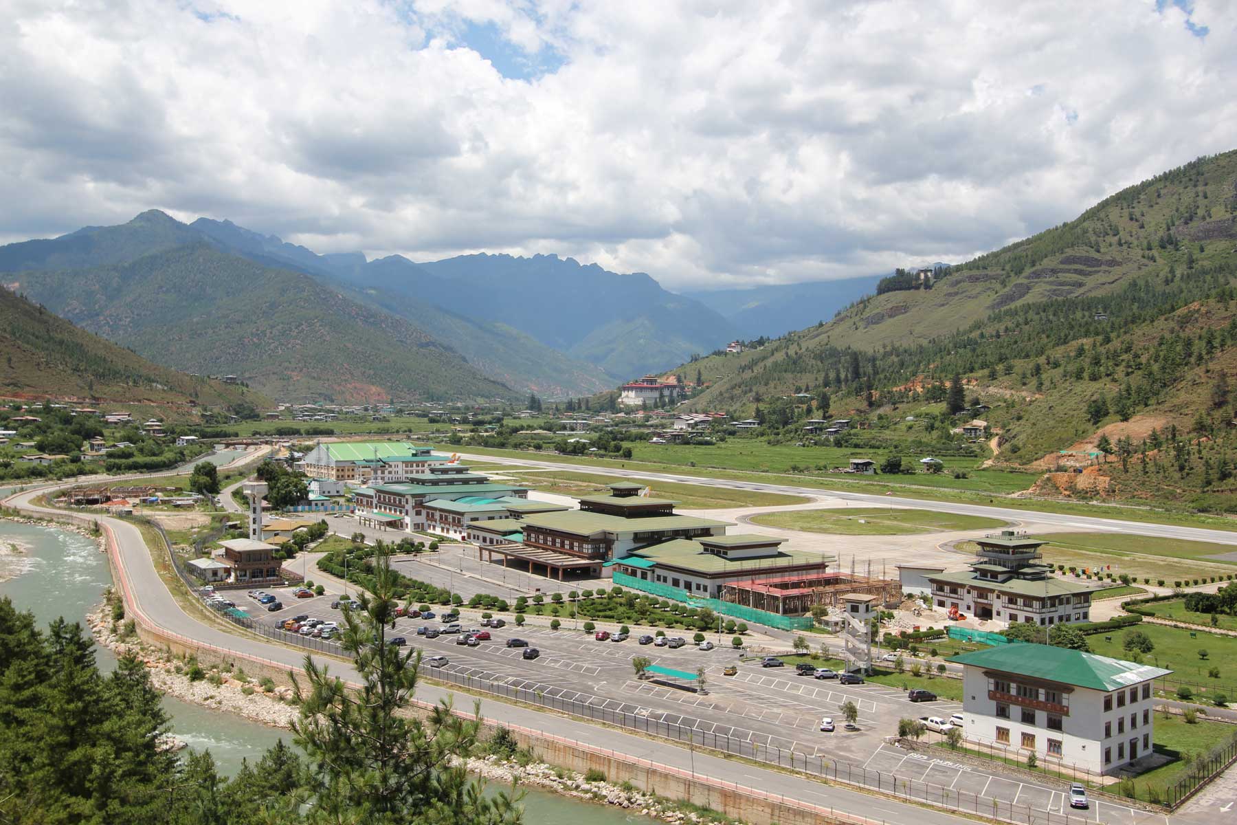 Аэропорт бутана. Паро бутан. Paro International Airport, Bhutan. Долина паро аэропорт. Аэропорт паро в королевстве бутан.